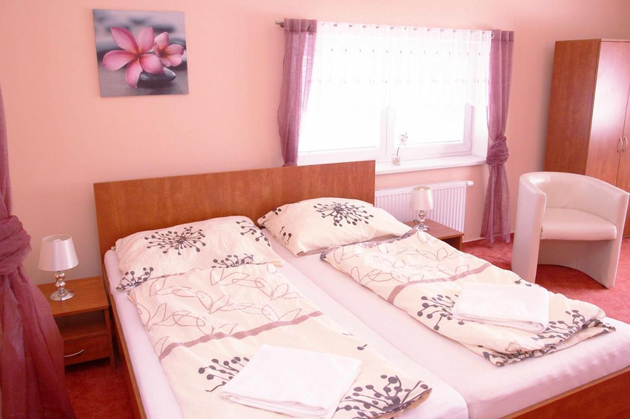 Cerny Kocour Apart Hotel Sarovy Ngoại thất bức ảnh
